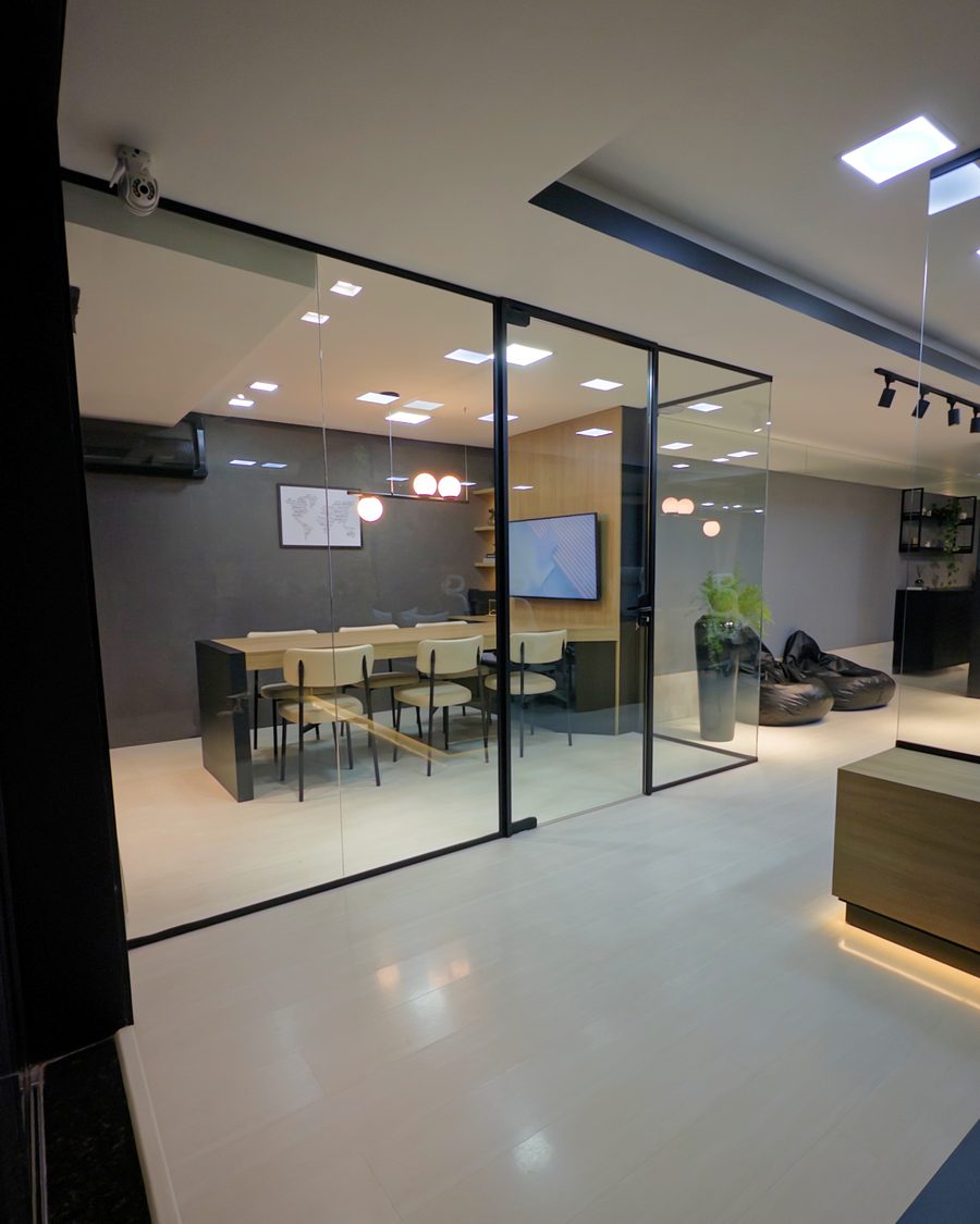 Vista da sala de reunião e área de convivência da UP Publicidade